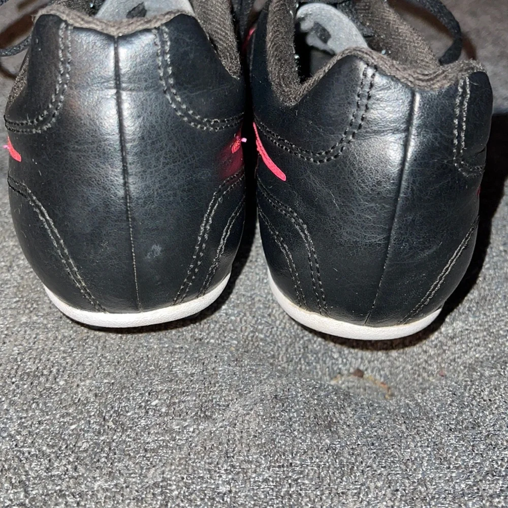 Youth Nike sz 2.5 Soccer Cleats Black & Pink